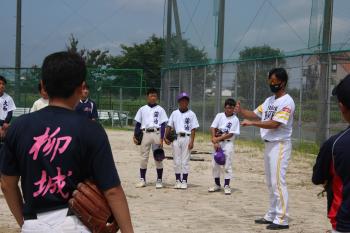 野球教室で中学生を指導している選手の写真1