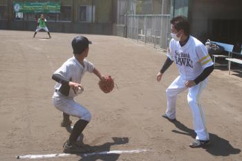 野球教室で中学生を指導している選手の写真2