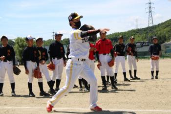 野球教室で中学生を指導している選手の写真3