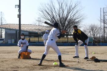 野球教室で中学生を指導している選手の写真4