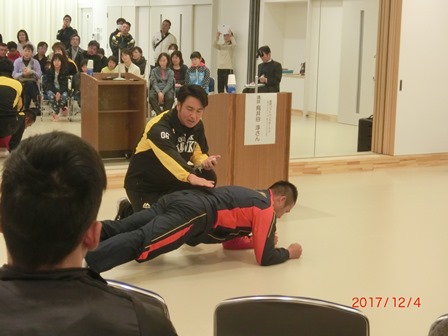 体幹トレーニングのやり方を実技指導