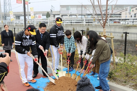 田中投手、谷川原捕手と記念植樹