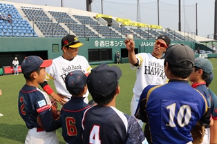 選手からの野球指導を熱心に聞く少年達