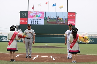 ちっご観光大使から両軍監督への花束贈呈