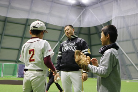 樋越捕手に指導を受ける子どもたち