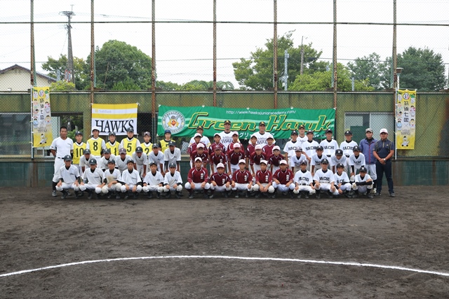 ホークスOBコーチと市内の中学校野球部員との集合写真