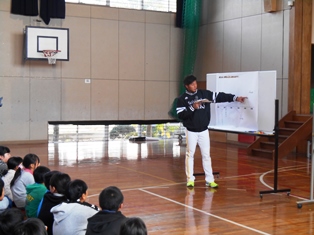 子どもたちを前に話をする釜元選手