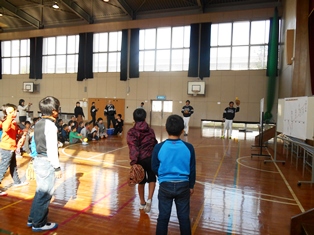 選手とキャッチボールする子どもたち