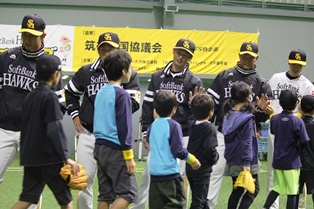 選手とハイタッチする子どもたち