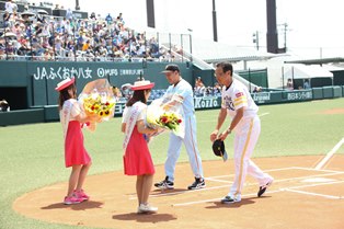 ちっご観光大使から両軍監督へ花束贈呈