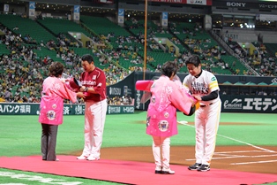 工藤監督(ホークス)と大久保監督(楽天)へ花束贈呈