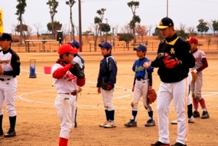 山下選手からアドバイスを受ける子どもたち