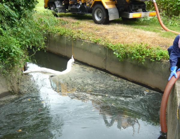 油回収作業の写真