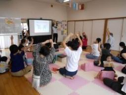 西牟田校区サロン体操する親子の写真