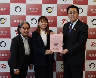 筑後市男女共同参画審議会から答申受け取り写真