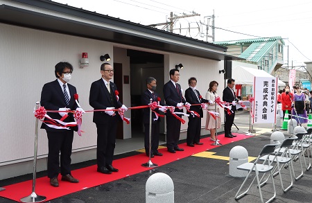 JR西牟田駅前トイレ完成記念式典テープカットの写真