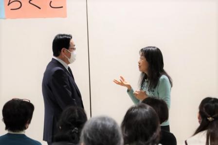 図書館開館記念講演会講師村中さんと市長の写真