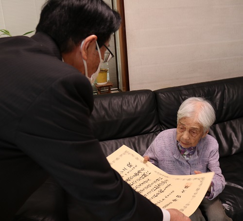 新100歳お祝い訪問2の写真