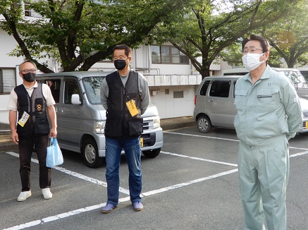 有害鳥獣駆除を見守る市長の写真