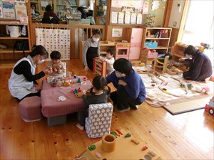 屋内遊び場で遊ぶこどもたちの写真