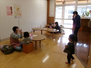 屋内遊び場で遊ぶこどもたちの写真2