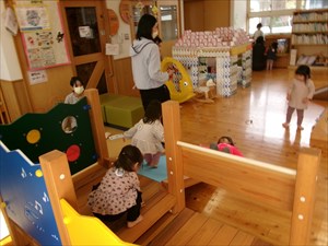 木製遊具で遊ぶ子供の写真別アングル