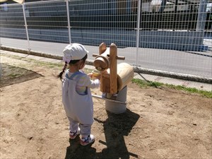 木製ウマさんと女の子の写真