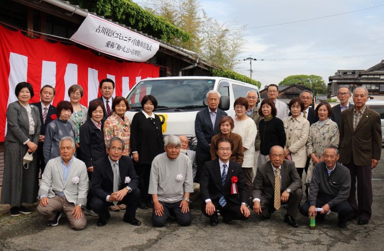 コミュニティ自動車「和っしょい古川」出発式に参加する市長の写真