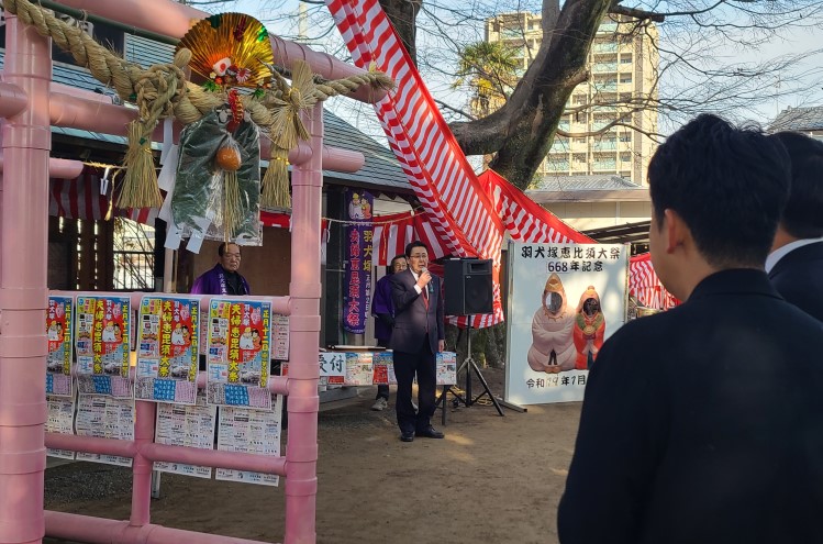 夫婦恵毘須大祭であいさつをする市長の写真