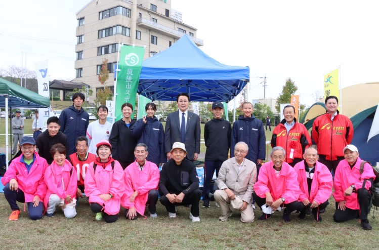 筑後市選手団の皆さんと市長の写真