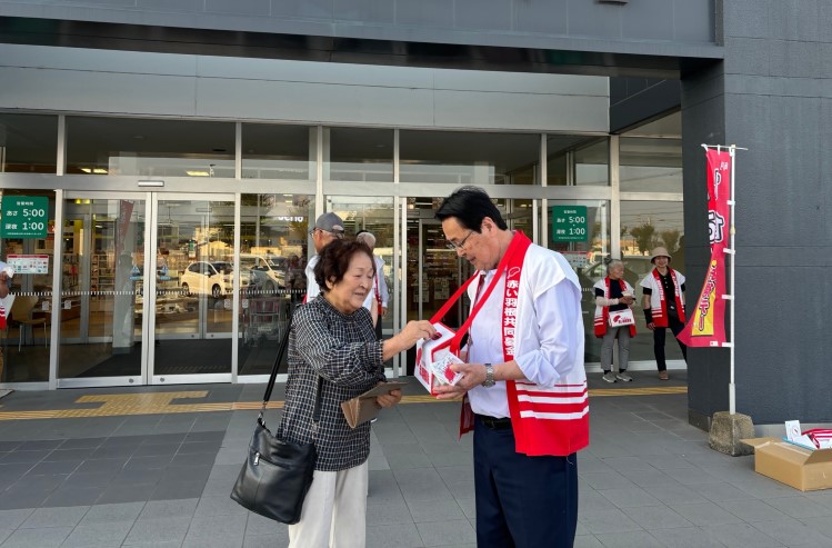 赤い羽根募金 街頭活動に参加する市長の写真