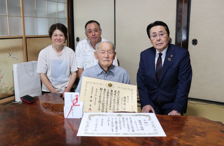 100歳お祝い訪問先で楽しく話をする市長の写真