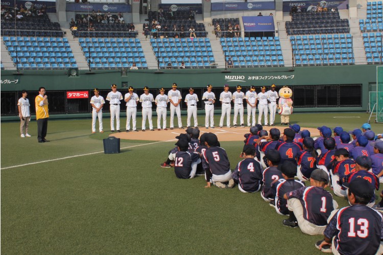 筑後ファーム野球教室で選手が一列に並んでいる写真