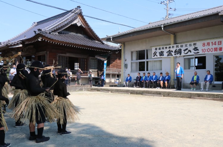 久富観音堂盆綱曳きに参加する市長の写真