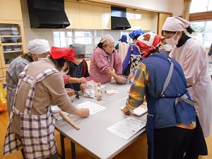 資料をみながら作業に励む写真