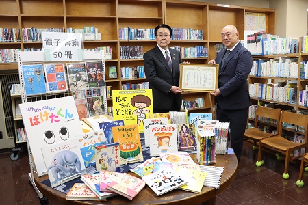 筑後市立図書館で寄贈式を行っている写真