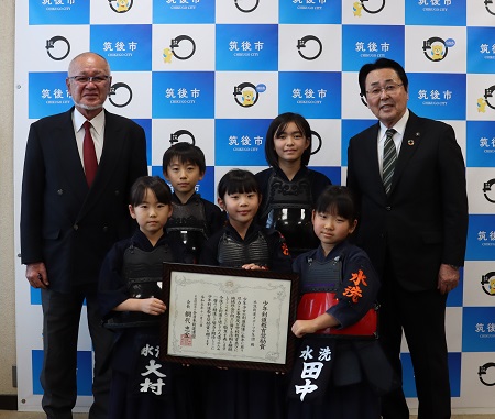 水洗剣道スポーツ少年団と市長の写真