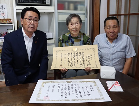 新100歳お祝い訪問2の写真