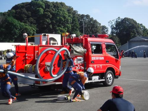 ポンプ車にホースを結合する写真