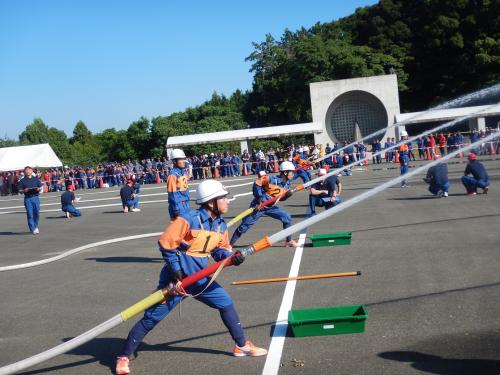 放水する団員の写真