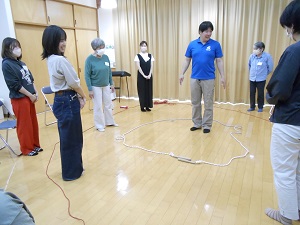 講習会で講師の話を聞く参加者たちの写真