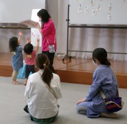 絵本の読み聞かせ