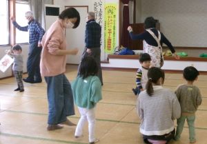 音楽に合わせて踊る