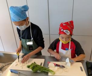 料理している子どもたち