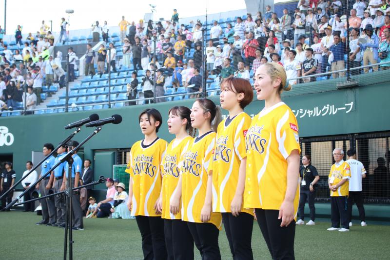 大谷短大生による国歌斉唱