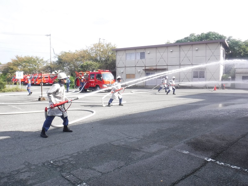 市役所東庁舎を出火建物とし一斉放水