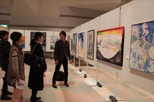 絵画を鑑賞する来客者の写真 絵画を鑑賞する来客者の写真