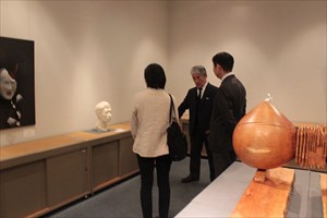 彫刻を鑑賞する人々写真