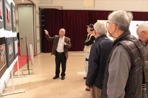 説明する男性と来場者の写真 説明する男性と来場者の写真