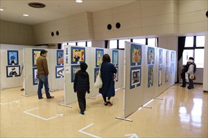 美術を鑑賞する来客者の写真 美術を鑑賞する来客者の写真